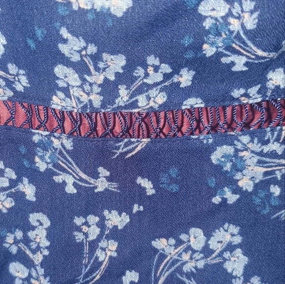 LUCKY Brand Blue and White With Red Flowers 3/4 Sleeves Boho Top.  Size S. - Picture 4 of 6